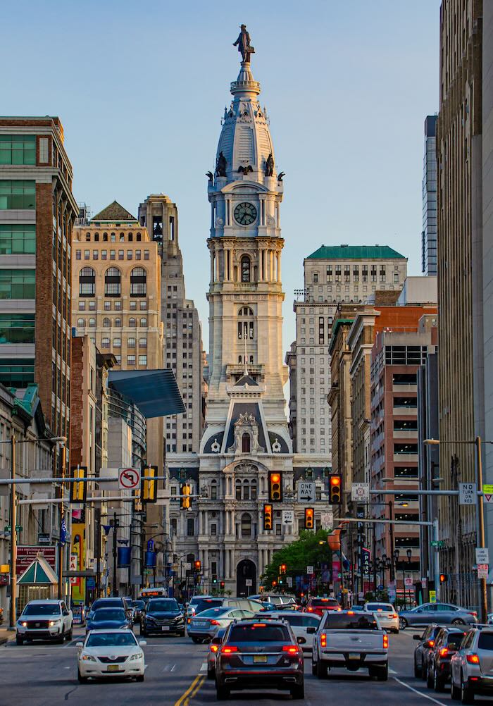 Broad Street mit Rathaus in Philadelphia am Abend